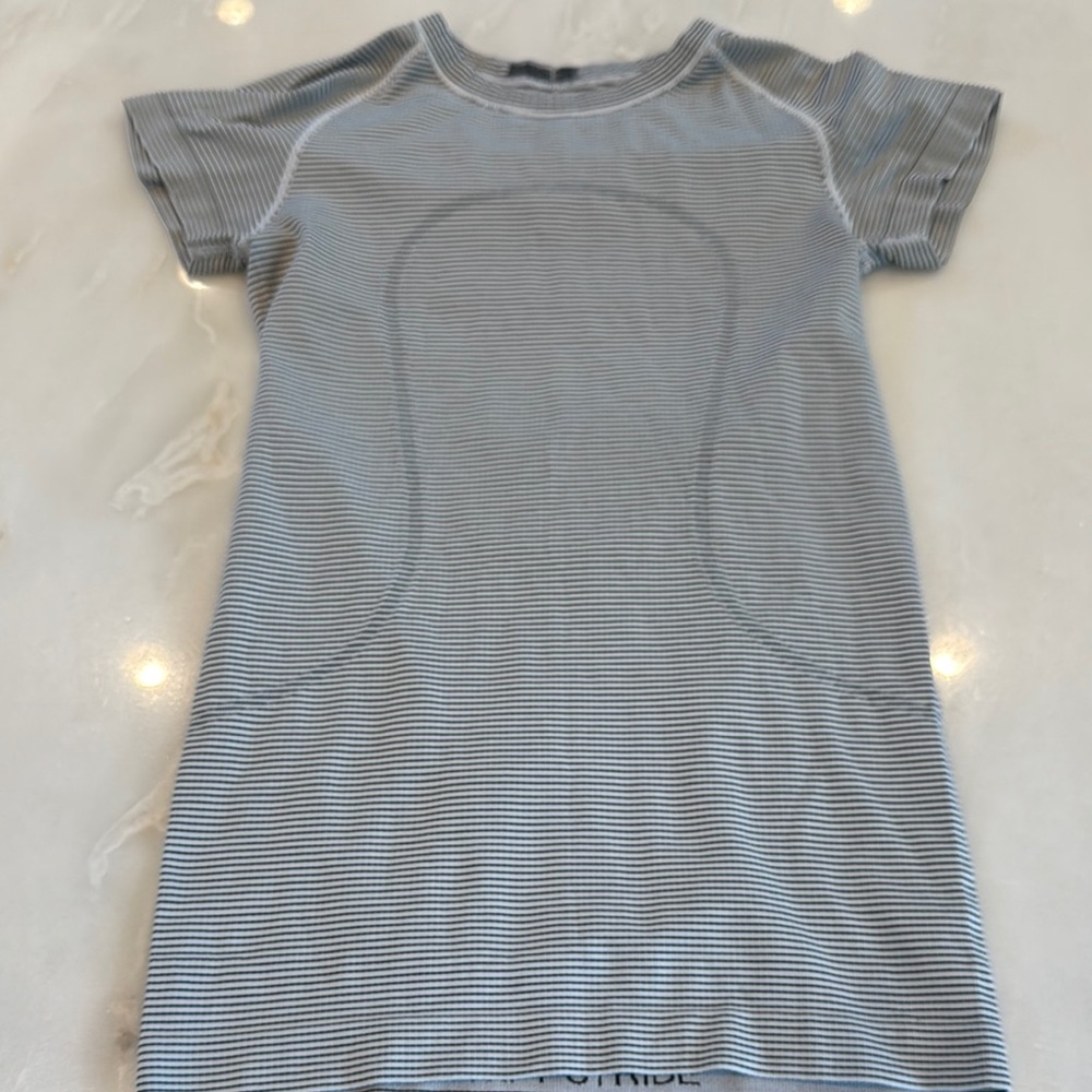 Lululemon woman’s swiftly tech short sleeve stripped hip length top, Size 4